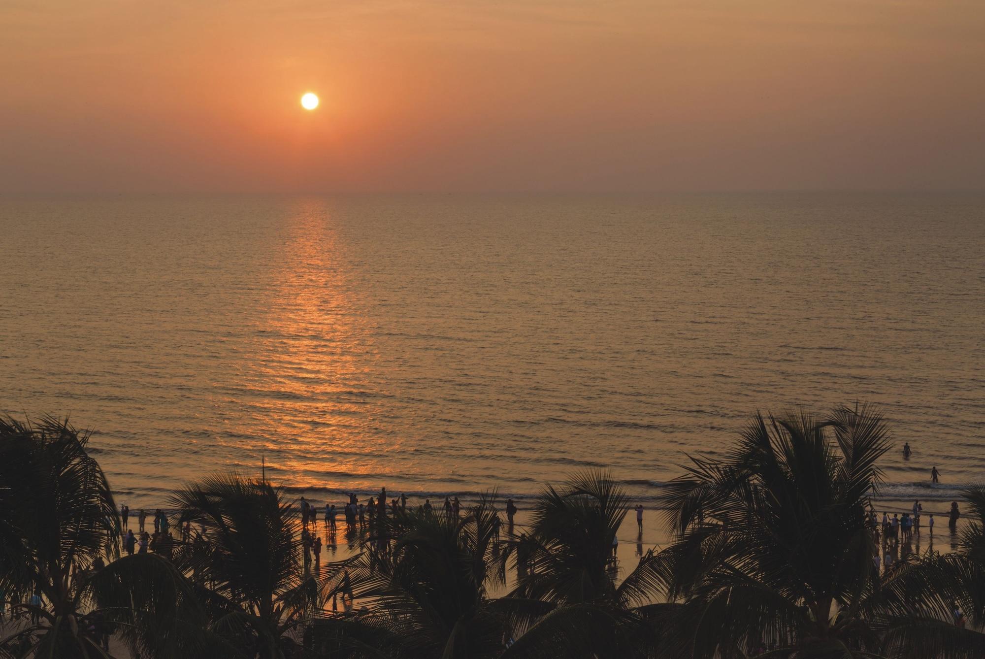 Hotel Ramada Plaza By Wyndham Palm Grove Bombaj Zewnętrze zdjęcie Sunset at Marina Beach