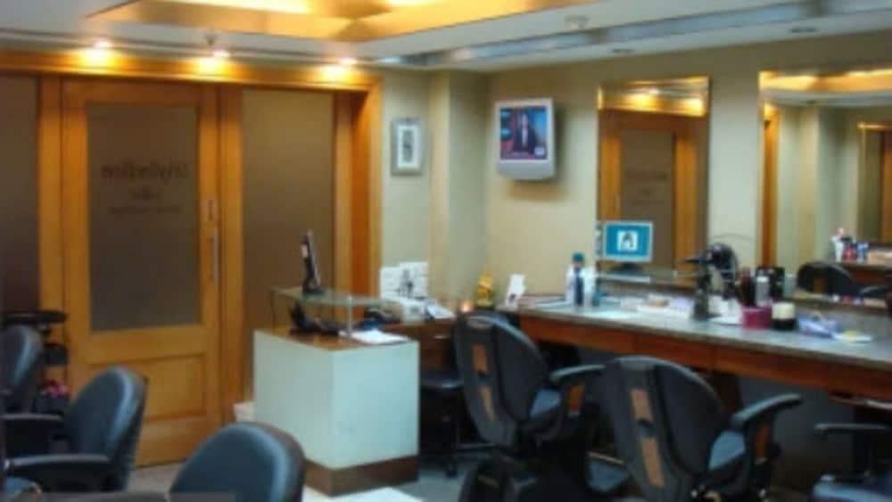 Hotel Ramada Plaza By Wyndham Palm Grove Bombaj Zewnętrze zdjęcie A dental practice in Mumbai, India