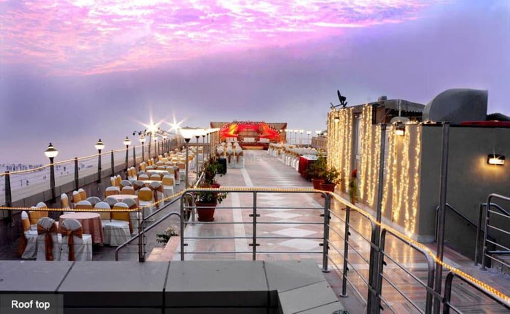 Hotel Ramada Plaza By Wyndham Palm Grove Bombaj Zewnętrze zdjęcie Rooftop of the hotel
