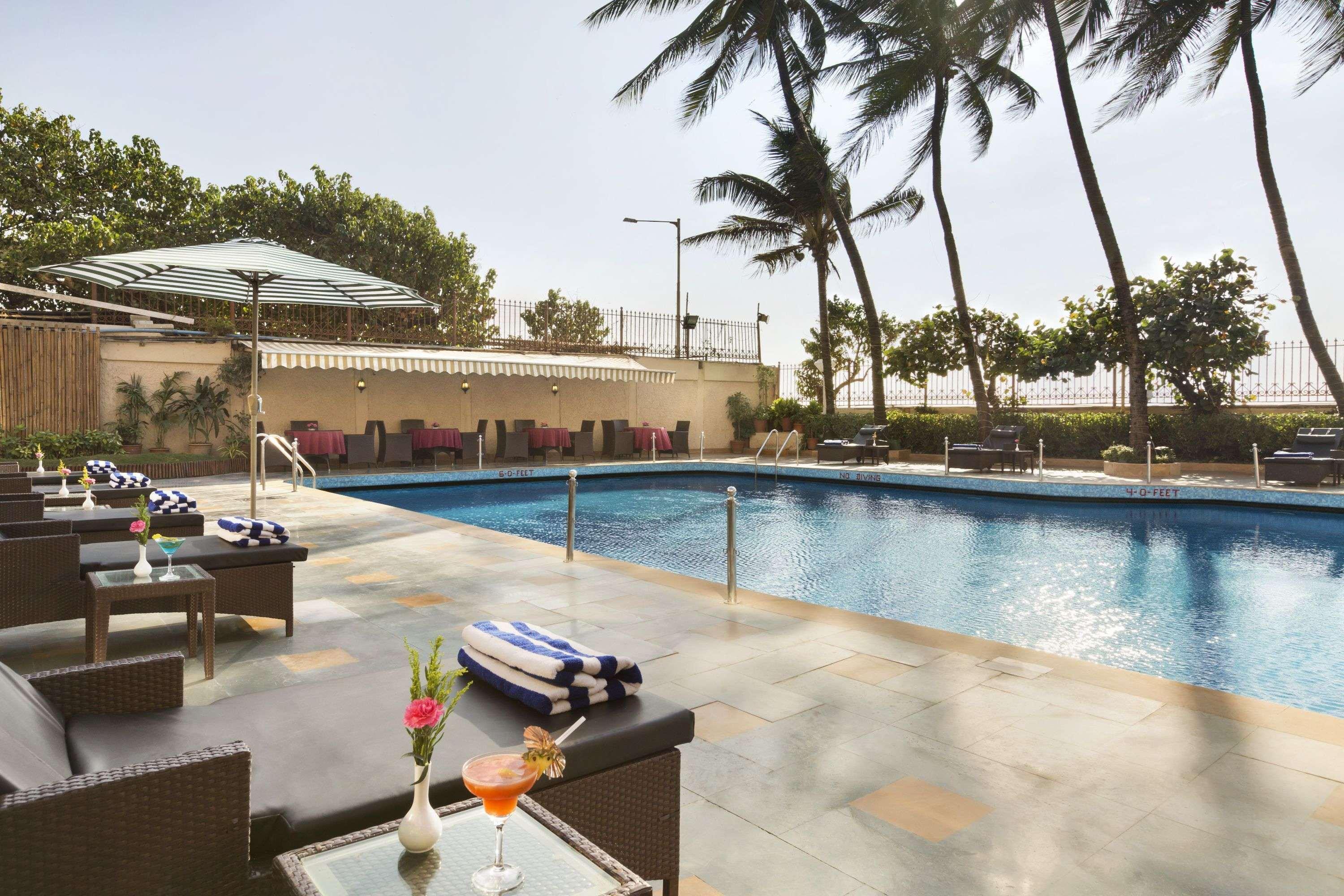 Hotel Ramada Plaza By Wyndham Palm Grove Bombaj Zewnętrze zdjęcie Pool at the Taj Mahal Palace