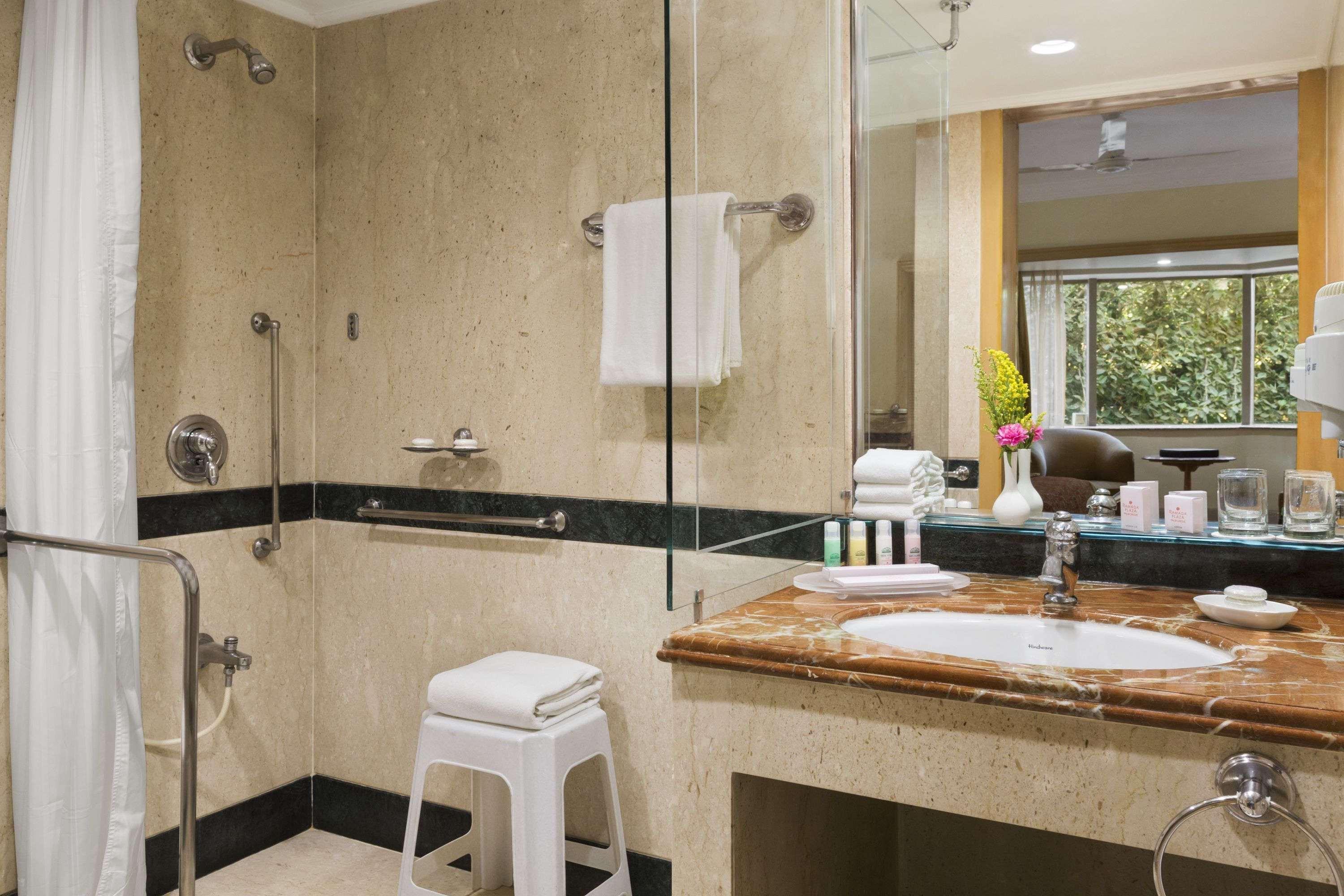 Hotel Ramada Plaza By Wyndham Palm Grove Bombaj Zewnętrze zdjęcie Bathroom