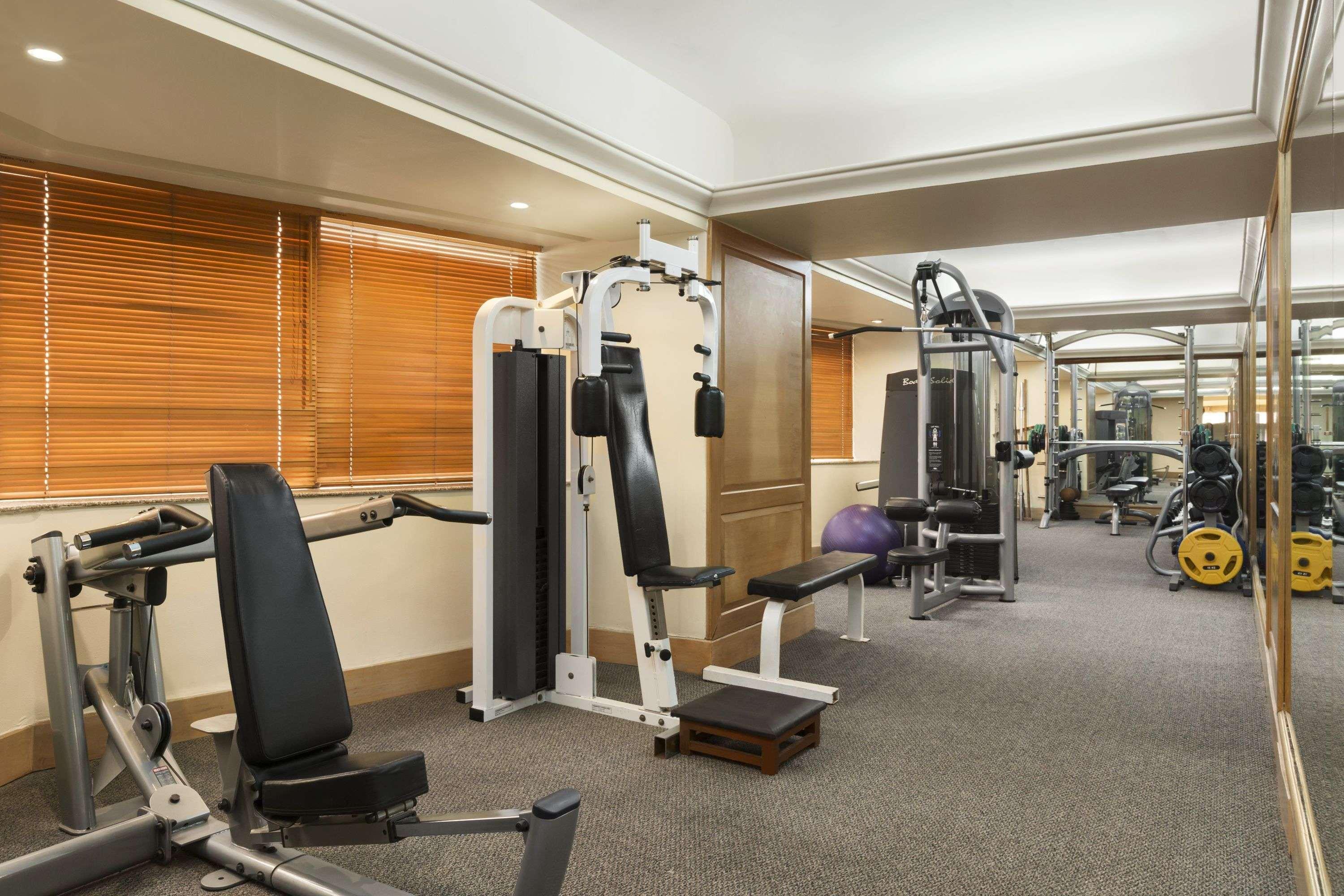 Hotel Ramada Plaza By Wyndham Palm Grove Bombaj Zewnętrze zdjęcie The gym at the hotel