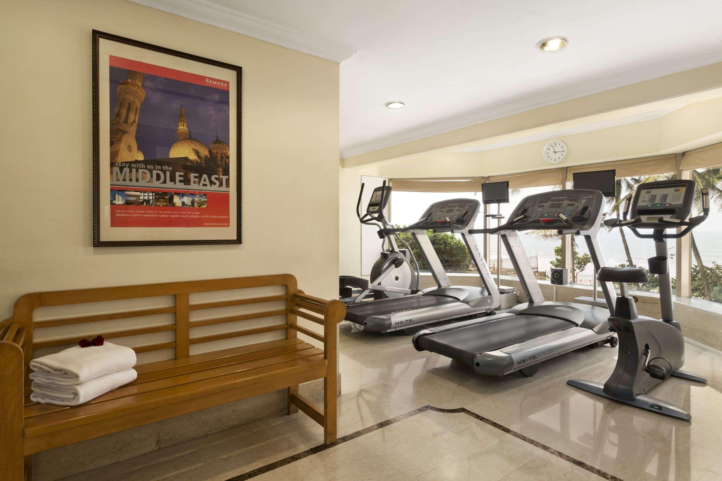 Hotel Ramada Plaza By Wyndham Palm Grove Bombaj Zewnętrze zdjęcie The gym at the hotel