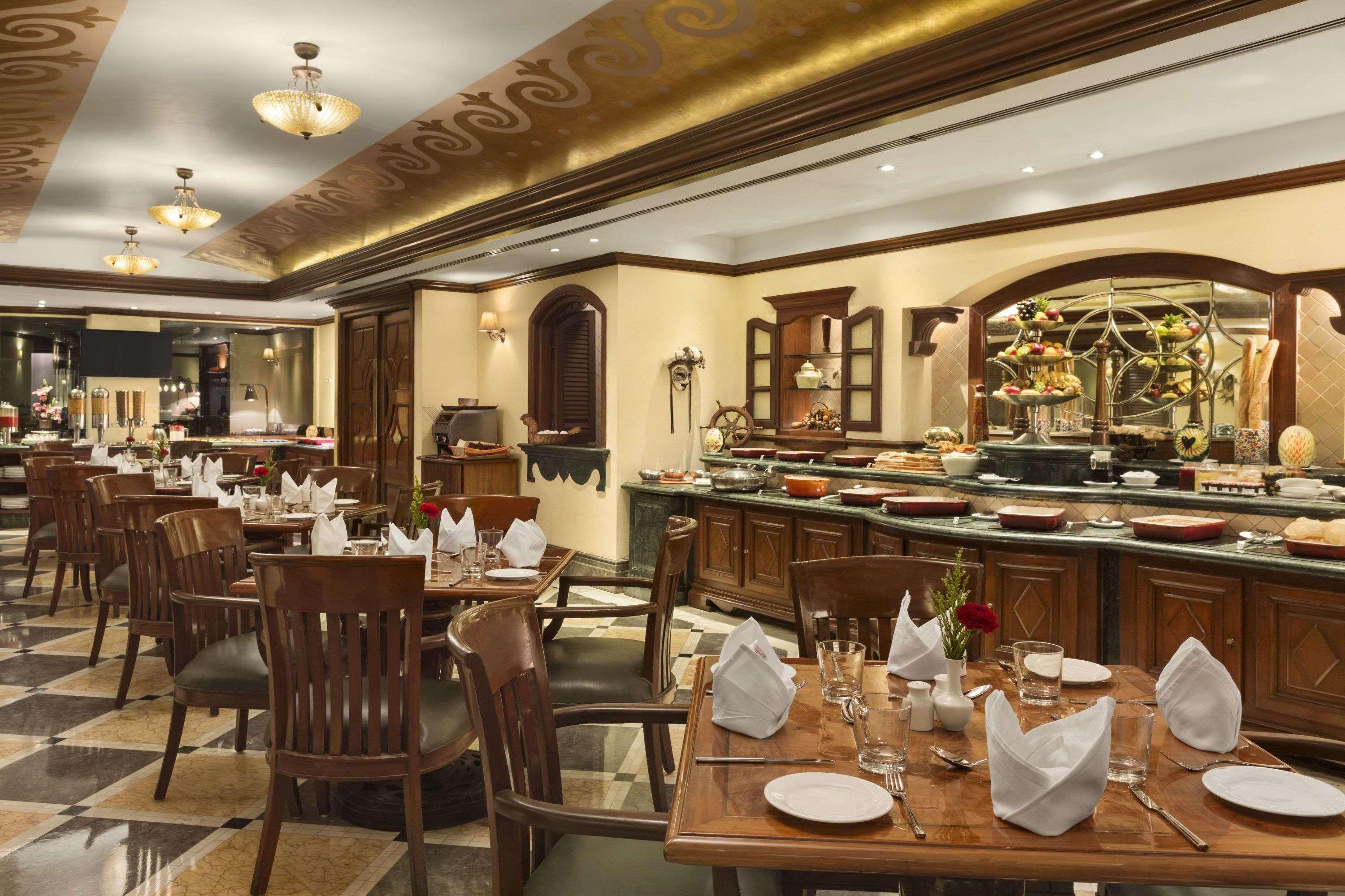 Hotel Ramada Plaza By Wyndham Palm Grove Bombaj Zewnętrze zdjęcie The interior of a typical buffet restaurant