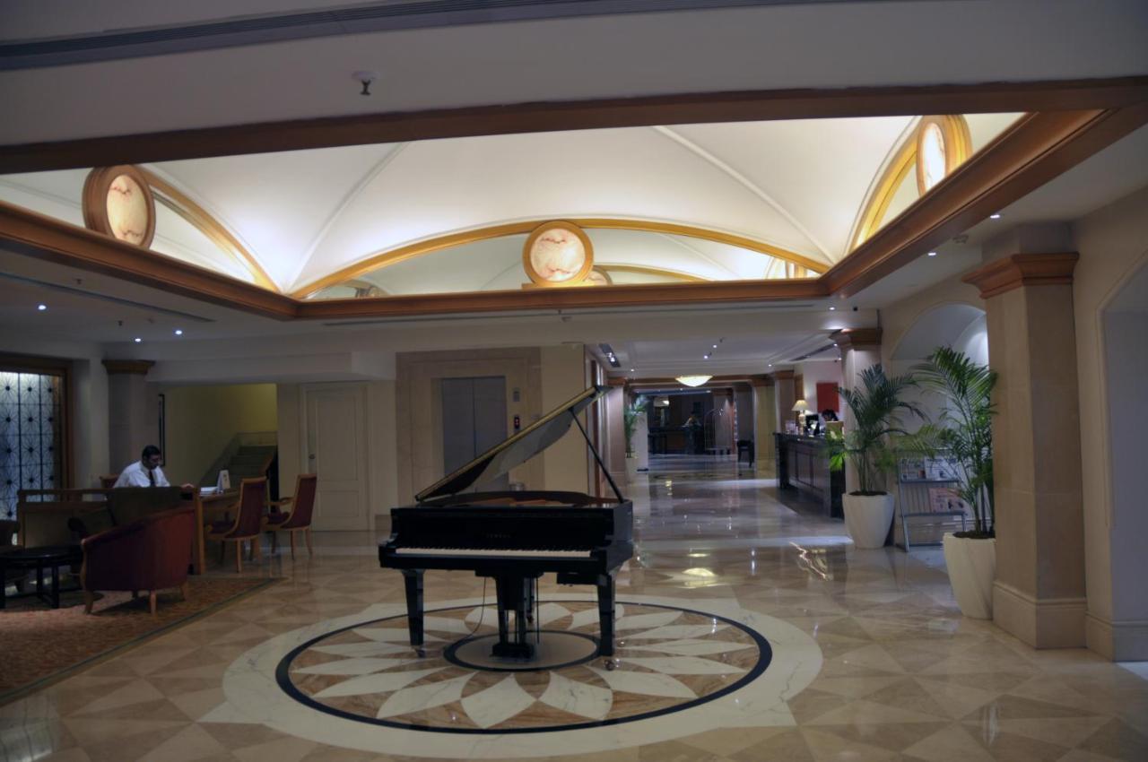 Hotel Ramada Plaza By Wyndham Palm Grove Bombaj Zewnętrze zdjęcie The lobby of the hotel