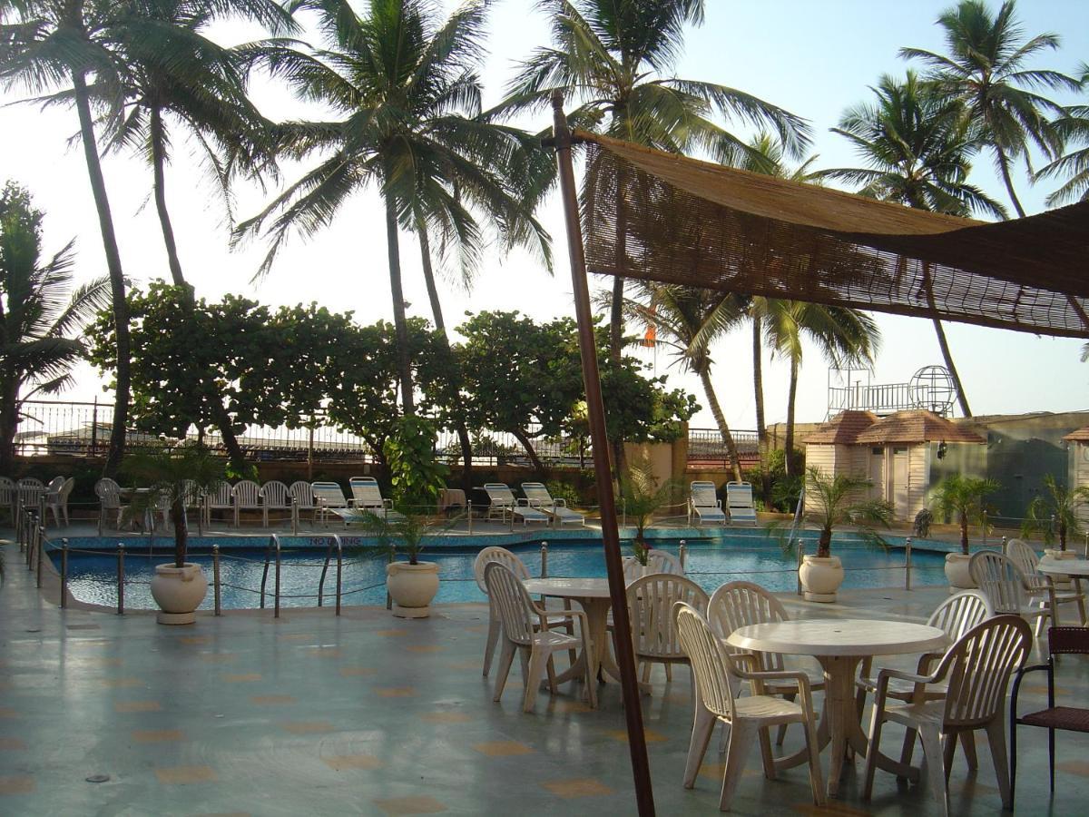 Hotel Ramada Plaza By Wyndham Palm Grove Bombaj Zewnętrze zdjęcie The pool at the hotel