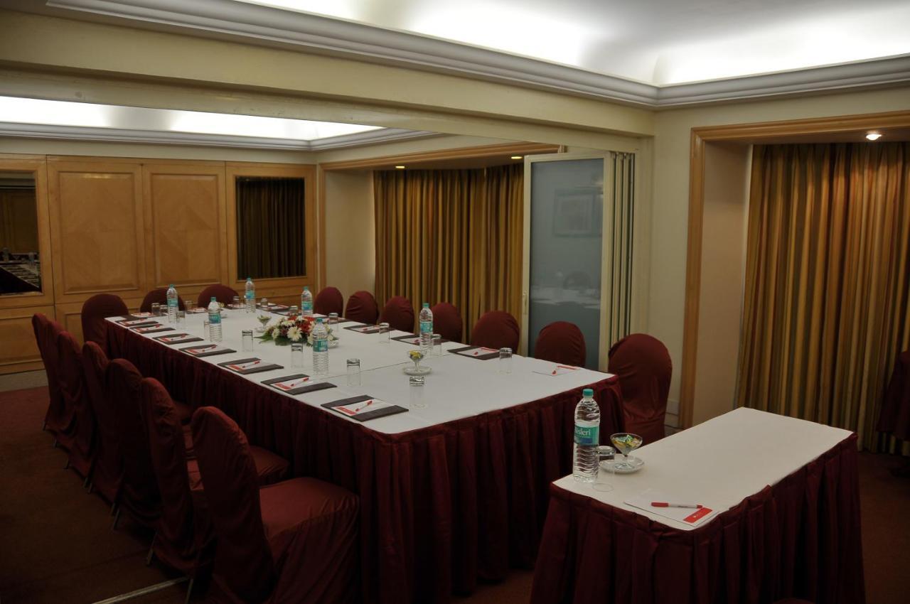 Hotel Ramada Plaza By Wyndham Palm Grove Bombaj Zewnętrze zdjęcie A meeting room at a hotel