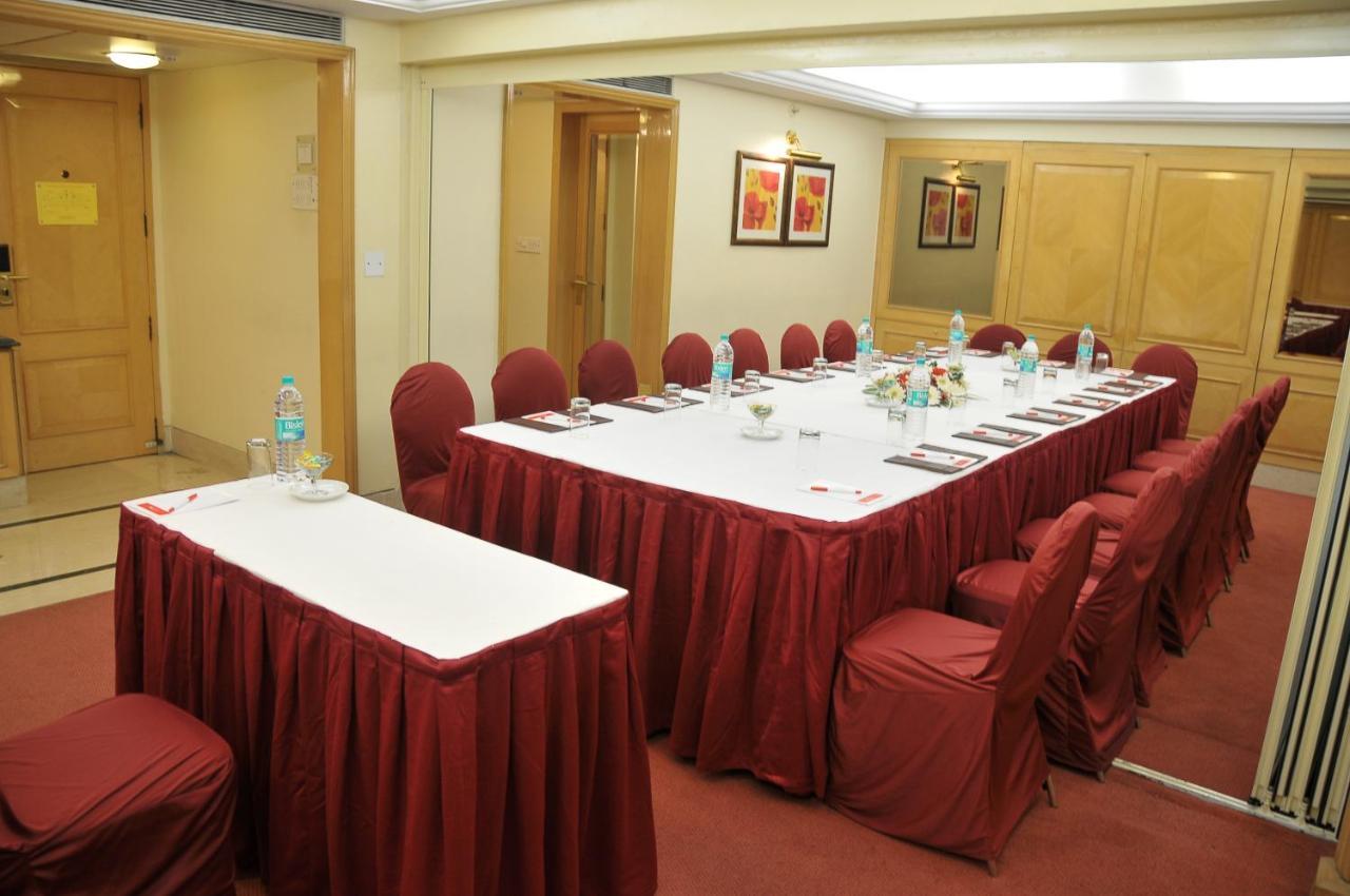 Hotel Ramada Plaza By Wyndham Palm Grove Bombaj Zewnętrze zdjęcie A meeting room at a hotel