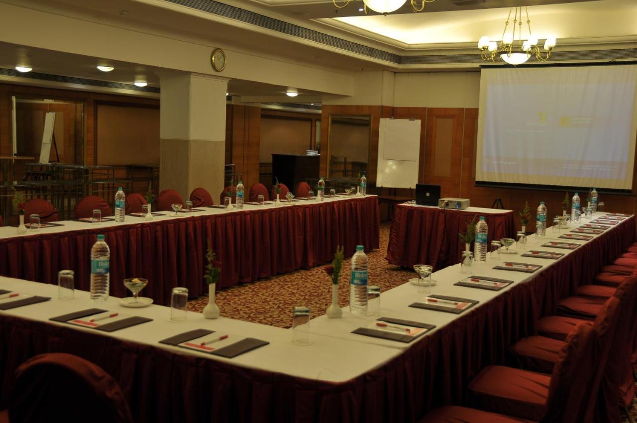 Hotel Ramada Plaza By Wyndham Palm Grove Bombaj Zewnętrze zdjęcie A meeting room at a hotel