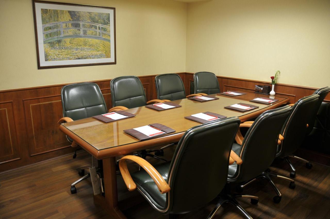 Hotel Ramada Plaza By Wyndham Palm Grove Bombaj Zewnętrze zdjęcie A boardroom