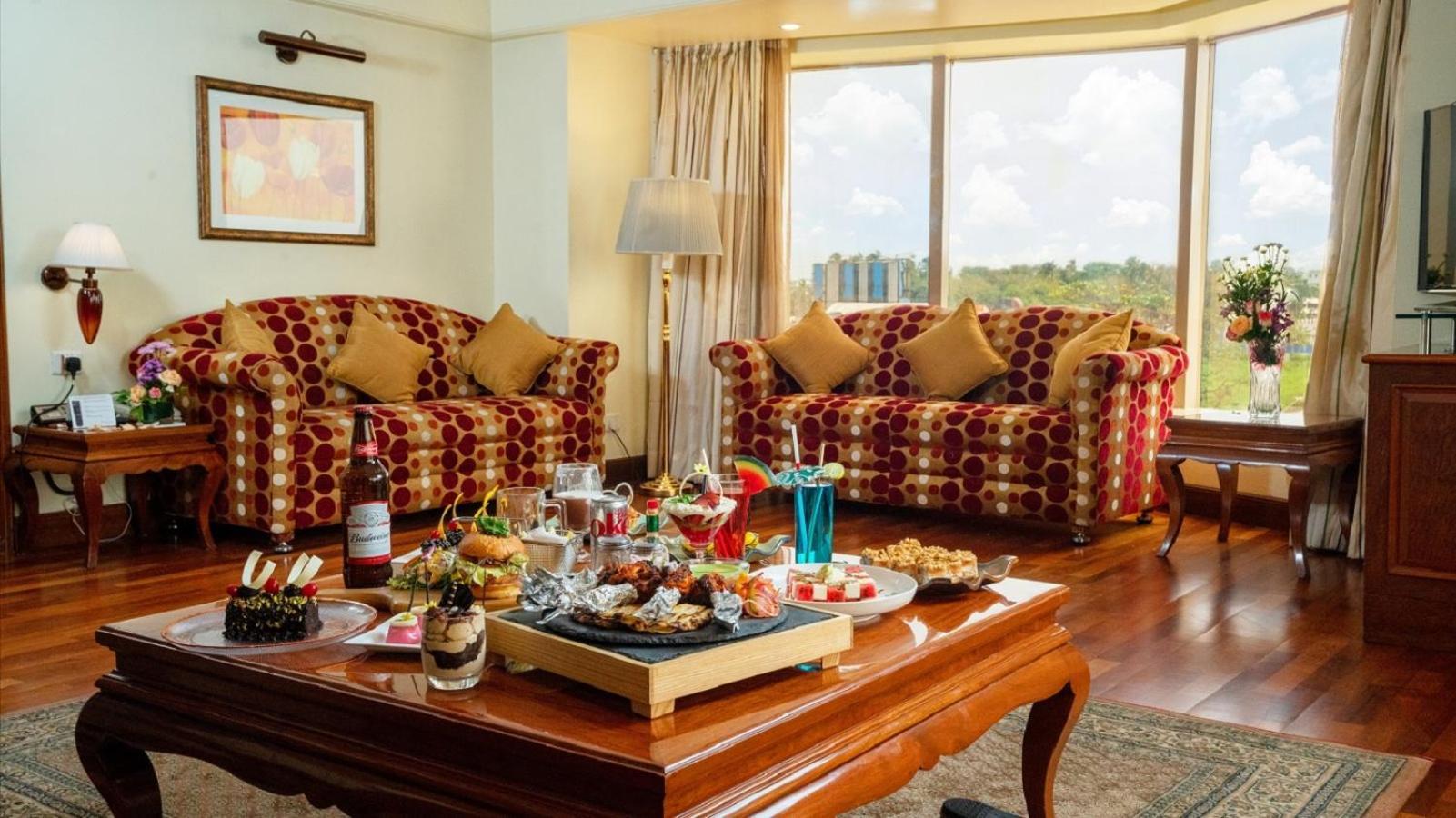 Hotel Ramada Plaza By Wyndham Palm Grove Bombaj Zewnętrze zdjęcie A living room in a suite at the Taj Bengal