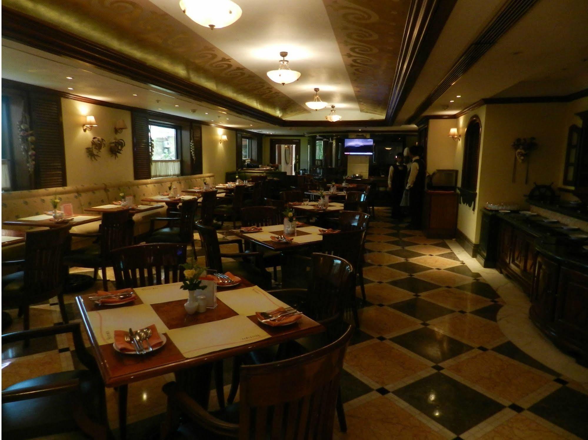 Hotel Ramada Plaza By Wyndham Palm Grove Bombaj Zewnętrze zdjęcie The interior of the restaurant